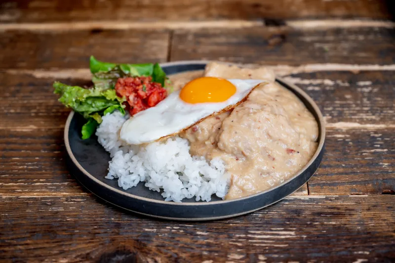 燻製の唐辛子チポトレを使用した自家製クリーム。柔らかい鶏肉とピリッとするクリームは相性抜群！
