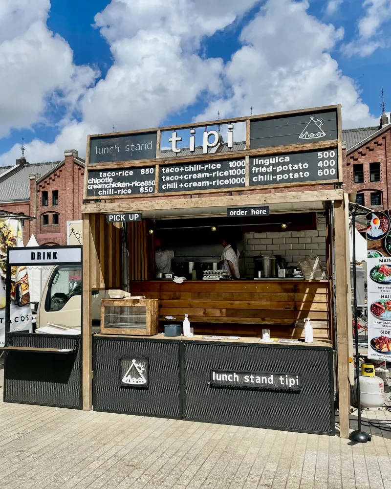 なんといってもlunch stand tipiはキッチンカーなのにこの外観！是非観にきてください！