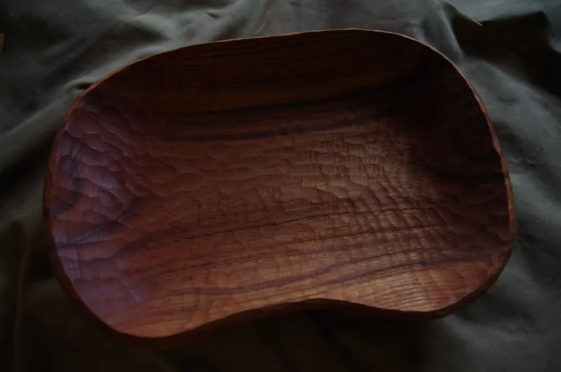 センダンの木を彫って作った大きな器