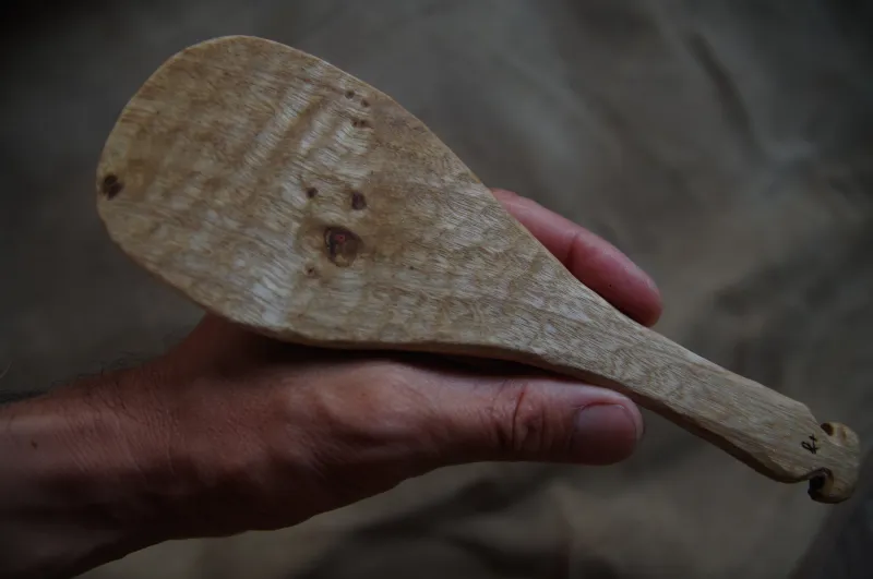 タブの木を彫って作ったしゃもじ