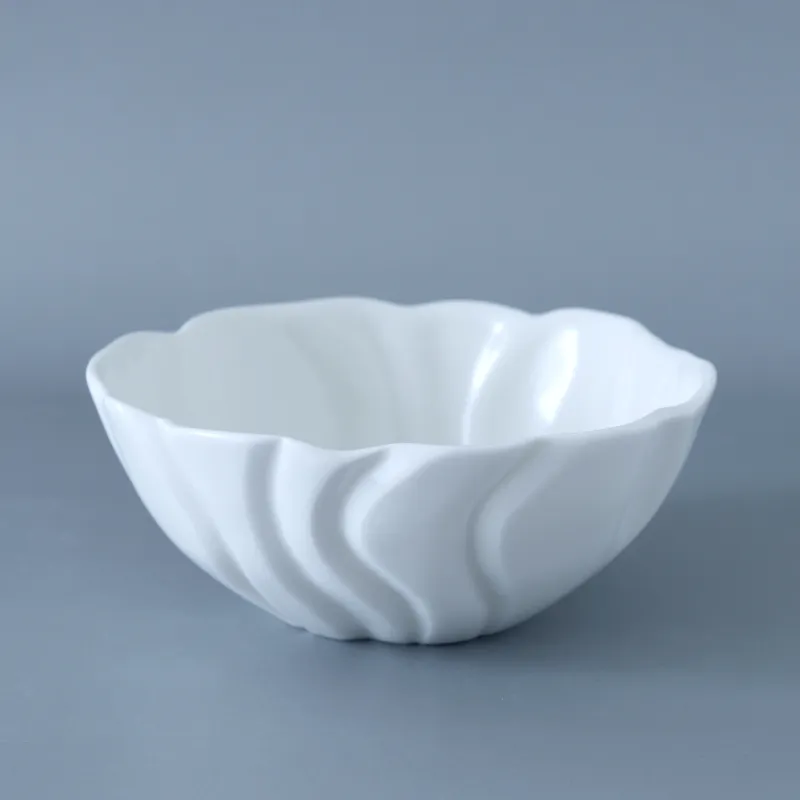 花の造形的な美しさに魅かれて制作している浅鉢のうつわ。透明感のある白磁は涼しげな印象を与えてくれます。