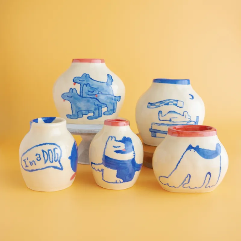 陶器の花瓶。お花を飾らない時もかわいいよう絵付けにこだわっています！