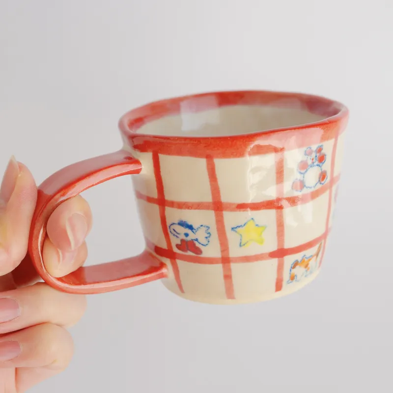 陶器のマグカップ。大きさ、形、さまざまな種類があります！