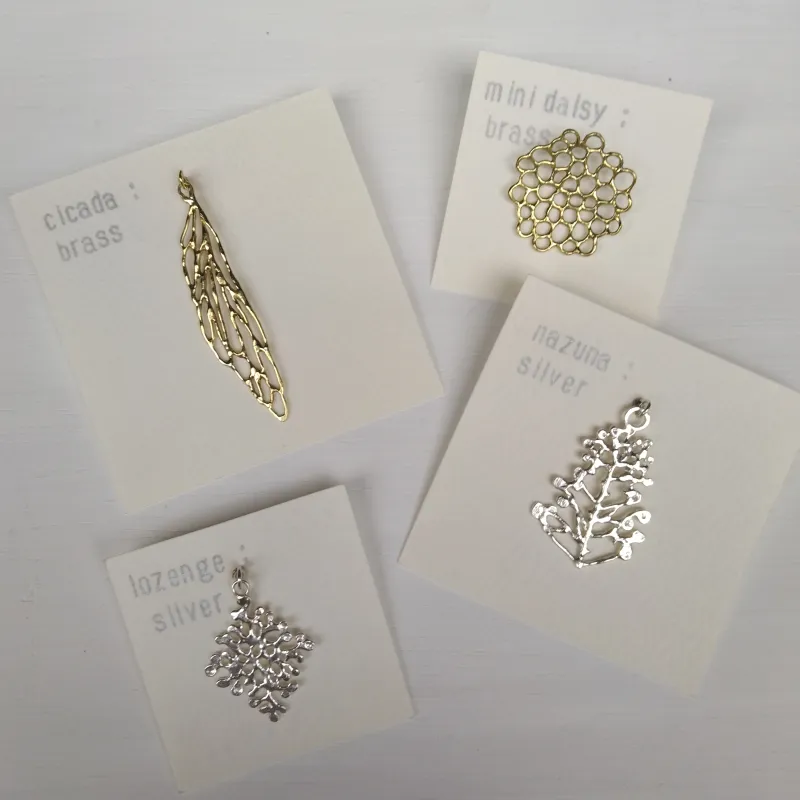 『cicada』『mini daisy』『lozenge』『nazuna』いろいろなサイズのピンバッジたち