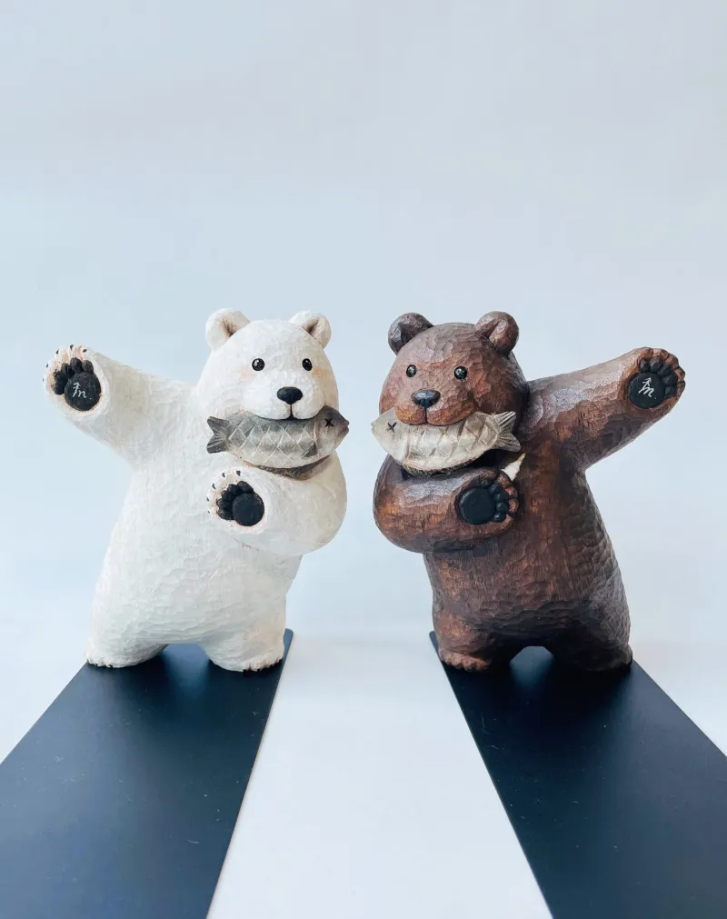 鮭をくわえるクマさんがモチーフのブックエンド
