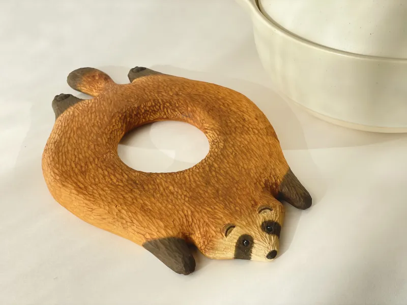 タヌキがモチーフの鍋じき