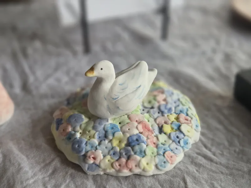 お花の上のアヒルさん
お花がいっぱいでもこもこです！