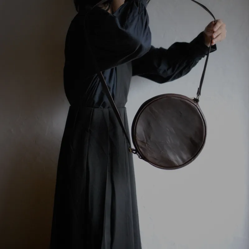 革の血筋・皺・傷を見せた丸型ショルダーバッグ。一点一点革の表情が違います。