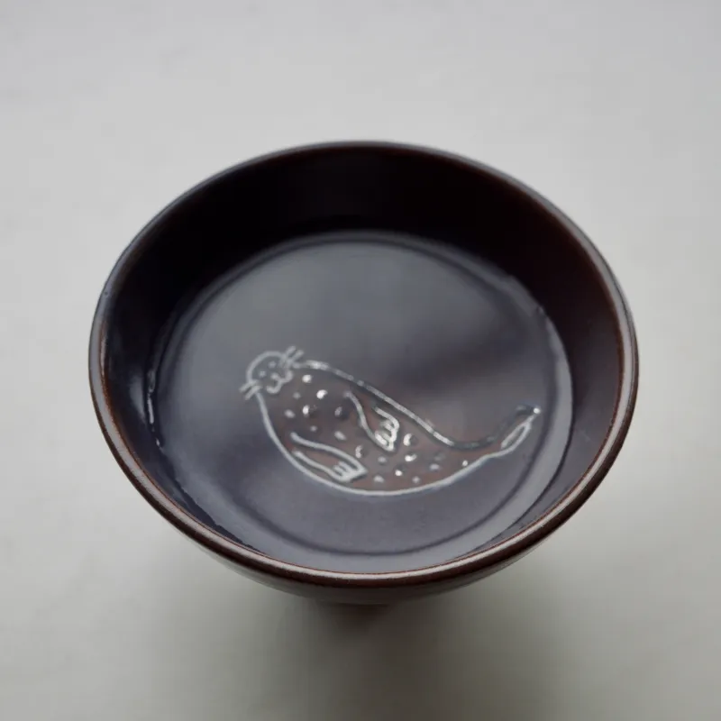 器の底に絵柄と金彩を施した盃は、日本酒など注ぐとキラキラ輝く様が綺麗です。