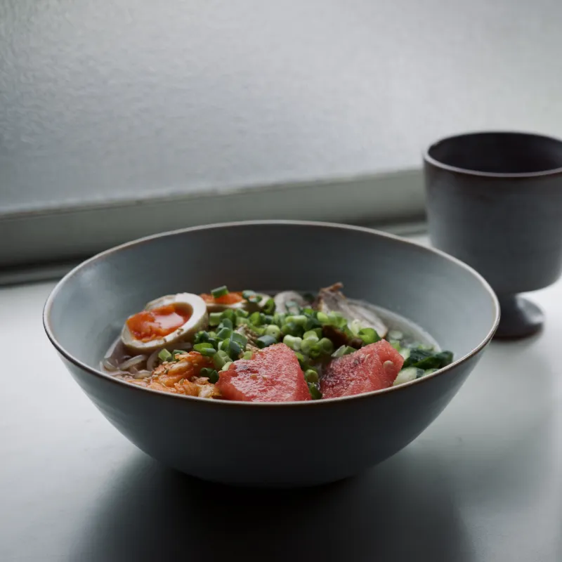 大きめのボウル、麺類やカレーなどがたっぷり入ります。