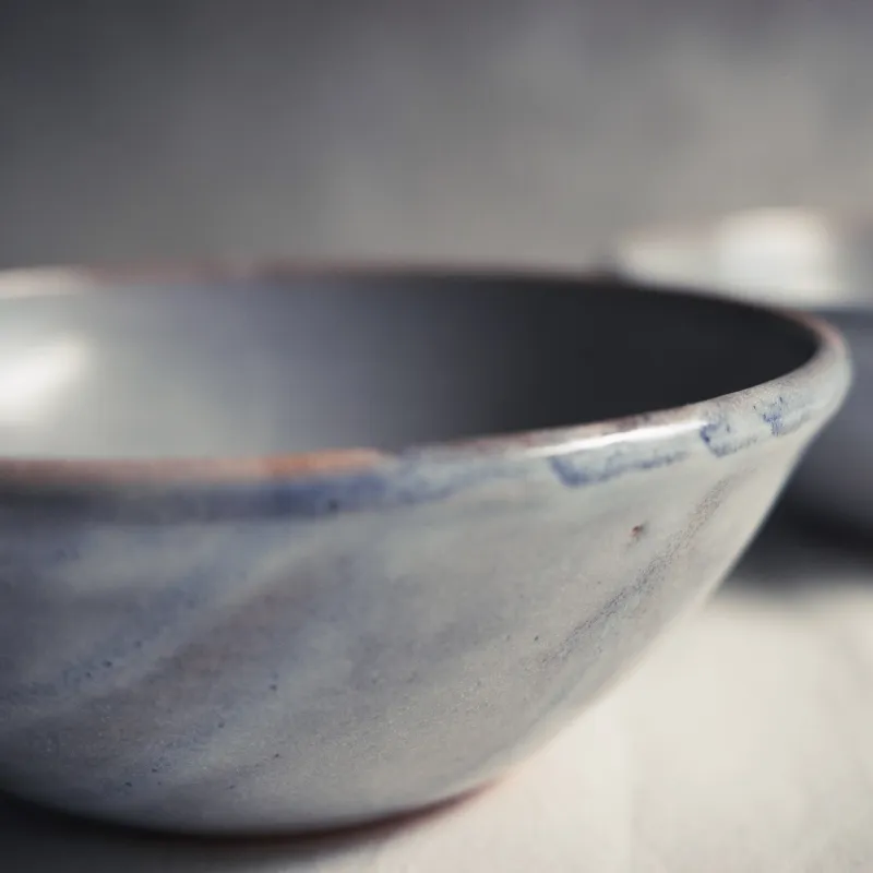 二種類の釉薬を重ね掛けした器の、独特な色味も見てもらえたら嬉しいです。