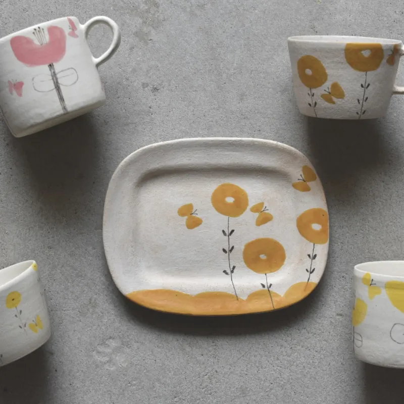 ピンク、黄色、オレンジ色、カラフルなお花を描いたうつわ