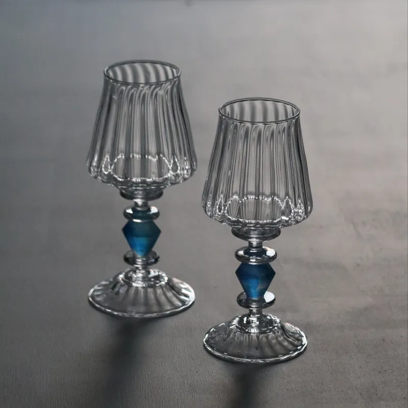 Layer goblet
青いガラス部分は、色ガラスを幾層にも重ねて焼き、一点一点削り出して形にします。