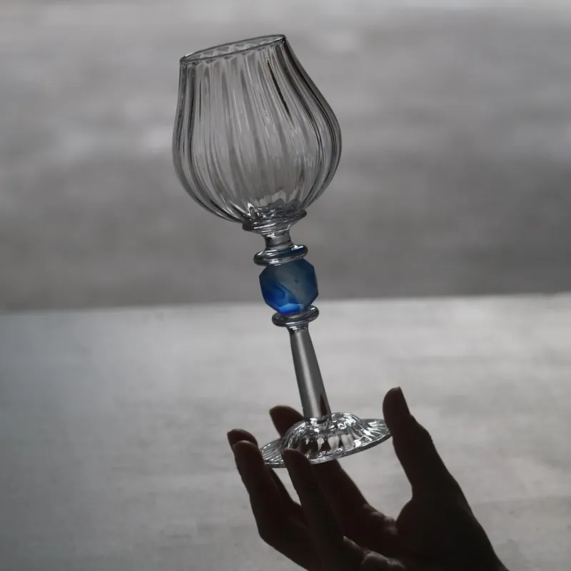 Layer wineglass
吹きガラスとキルンワーク、2つの異なる技法を組み合わせて作られています。