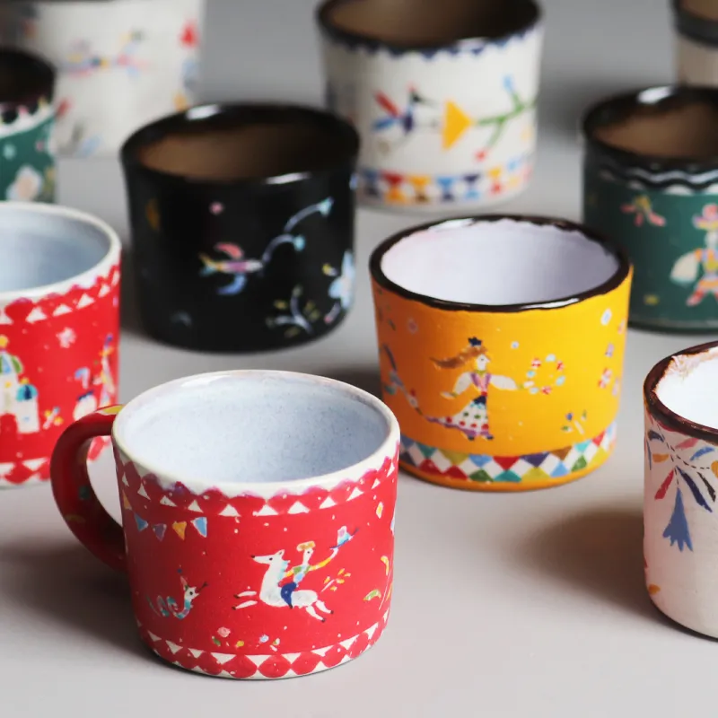 ひとつひとつ異なる絵柄が、小さな絵本のよう。お茶を飲むのはもちろん、ヨーグルトや和え物の小鉢としても活躍します。