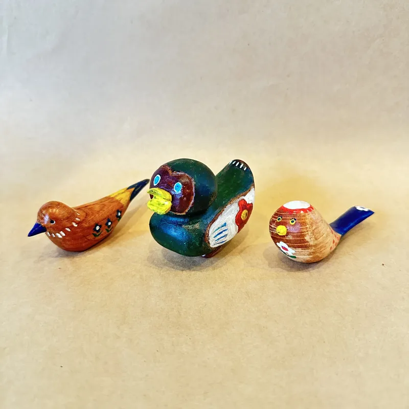 長い首が特徴的な鳥、深い緑色の鳥、くちばしを大きく開けた鳥――それぞれが自由な発想から生まれた、個性豊かな木の鳥たち