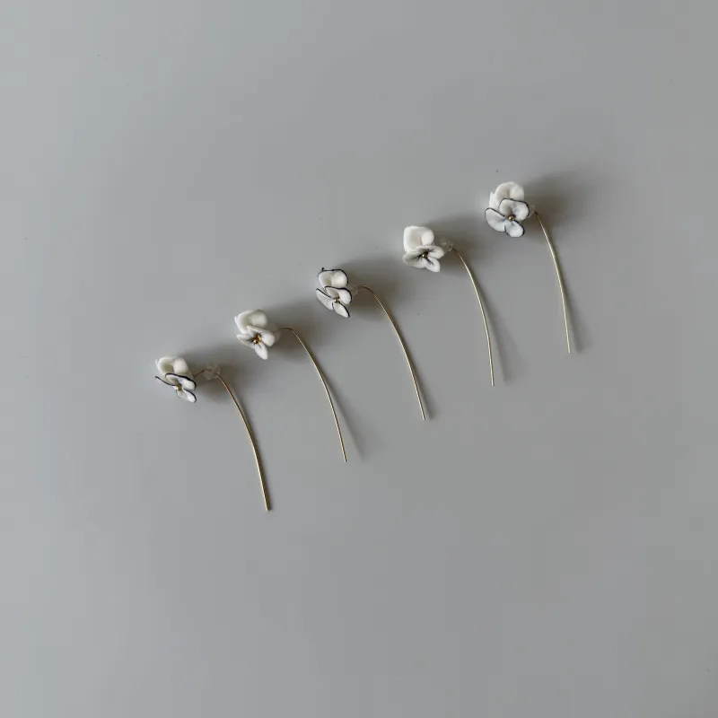 金具を茎に見立てた一輪の花ピアス。
そっと耳元に白磁の花をお愉しみください。