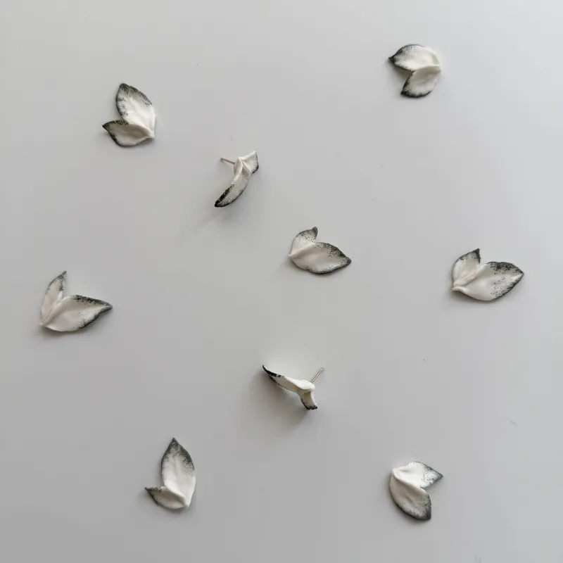 お茶の葉をイメージしたピアス。
一輪の花ピアスと合わせるのもおすすめです。