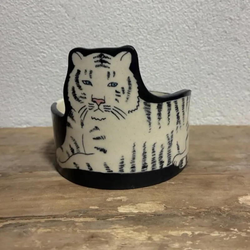 虎鉢　机の上の細々したもの入れにも