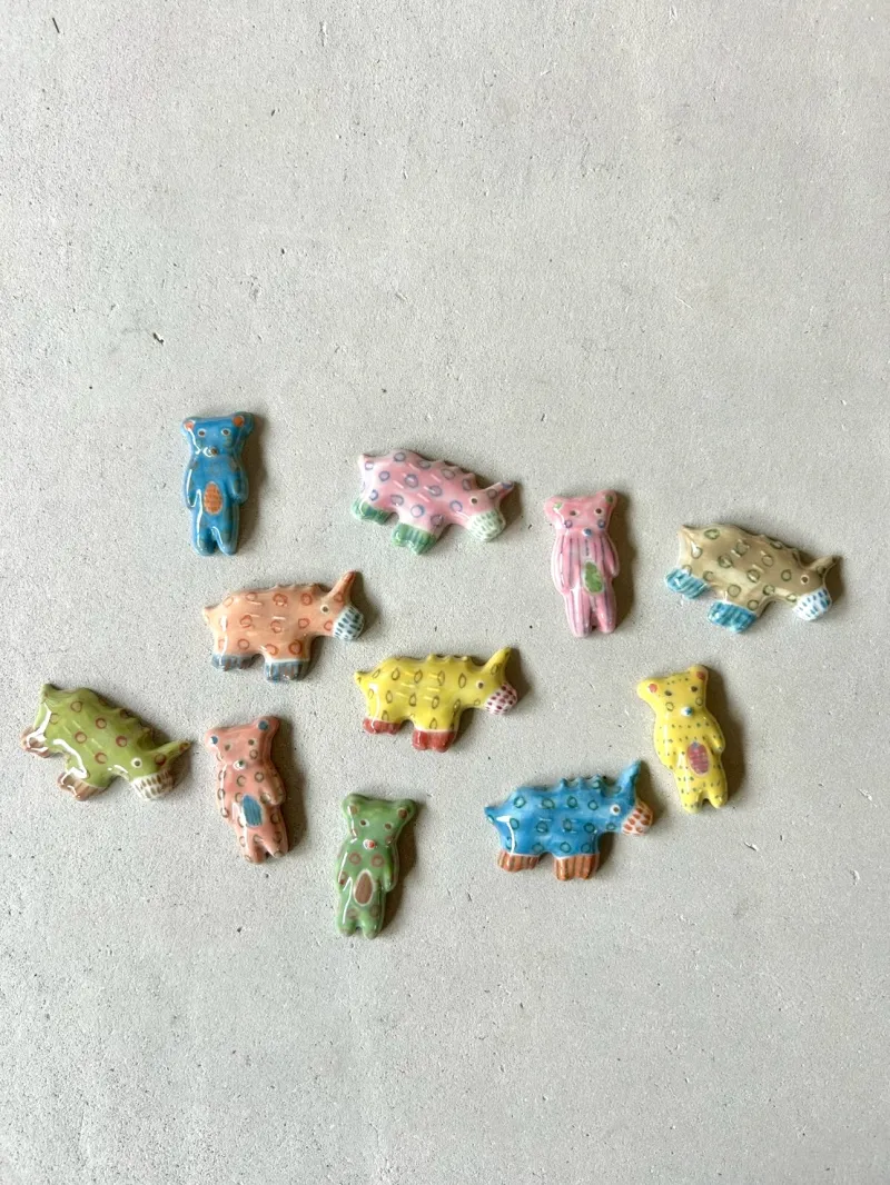 どうぶつはしおき　くまはお腹で、うまは背中で箸を支えます。テーブルに動物がいると楽しいです。