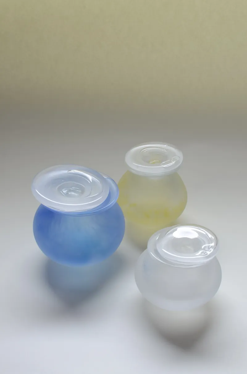 空を想う。空を見上げ降ってくる空気。小さな感覚を写し込んだ作品。
