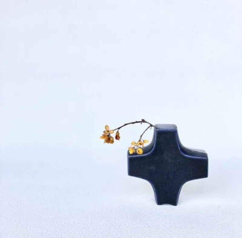 十字のかたちの"クロス花器"。
花を入れて、置くことも壁にかけることも。オブジェとしても。