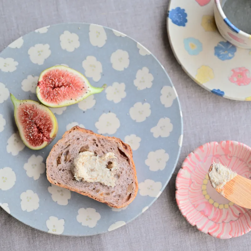 「大人でも使いたくなるかわいさ」を意識しモチーフや色味をチョイスしています