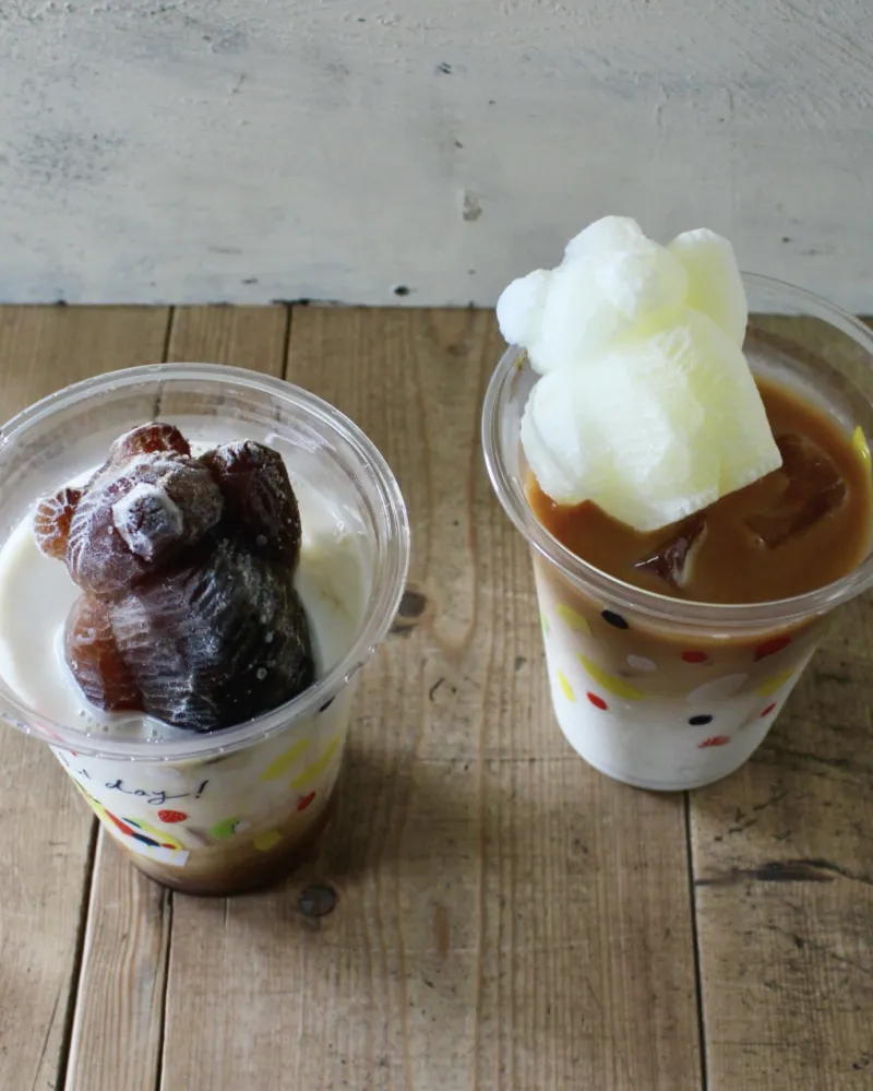 「くまミルクドリンク」かわいい高旗将雄さんのくま型氷をミルクコーヒー、スパイスチャイにぷかりと浮かべたドリンク