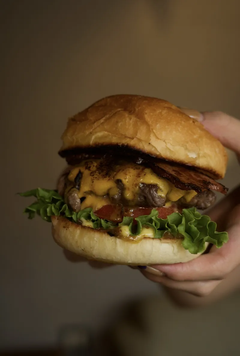 ハンドチョップパティのベーコンチーズバーガー