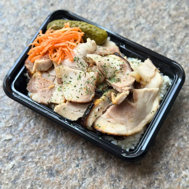 ハーブとハチミツで味付けしたポルケッタにハーブライスを合わせたお弁当。特製ソースがご飯に絡み最後まで美味しく楽しめます。