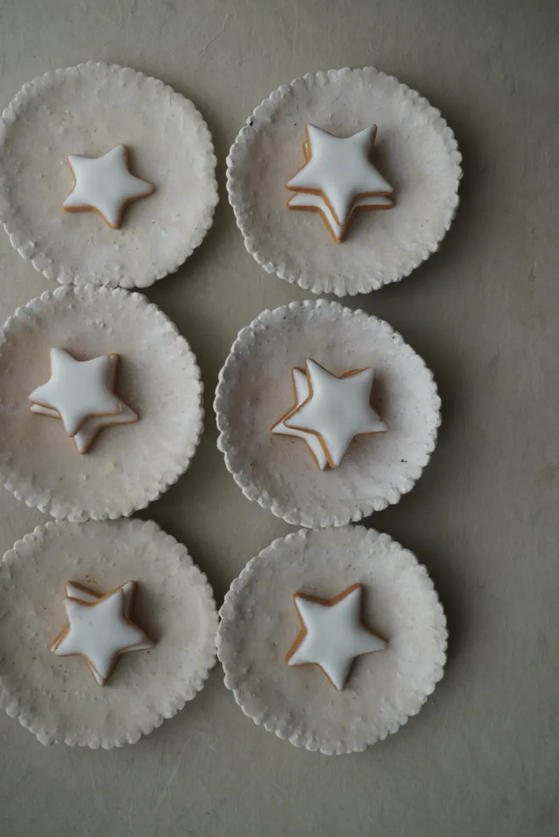 縁取りに粒デザインを施した小皿です、小さな焼き菓子をのせたり和菓子を乗せたりしてみてください。