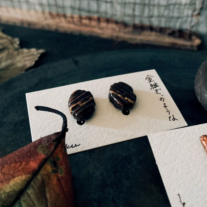 ブラウンとゴールドが秋冬に引き立つ「金継ぎのような」耳飾り