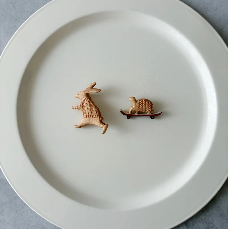 はしるうさぎと、スケボーに乗ったかめの木のブローチ。