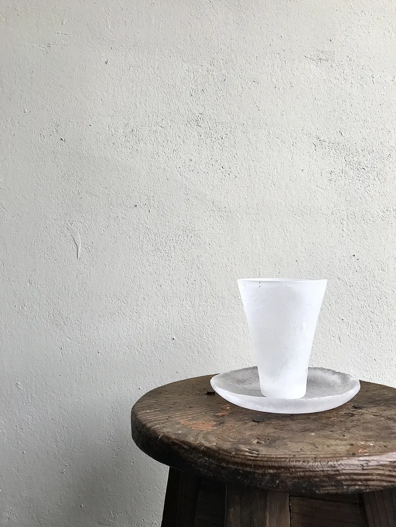 「ヌンギョル（雪の肌理）」シリーズ 筒形の茶杯（つつがたのちゃはい)と皿