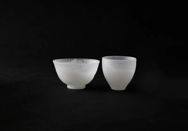「ヌンギョル（雪の肌理）」シリーズ 広口の茶杯と細身の茶杯