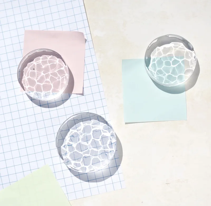 「”pool” paper weight <S>/<L>」
メモサイズと少し大きなノートサイズ。机上に光の影を作ります。
