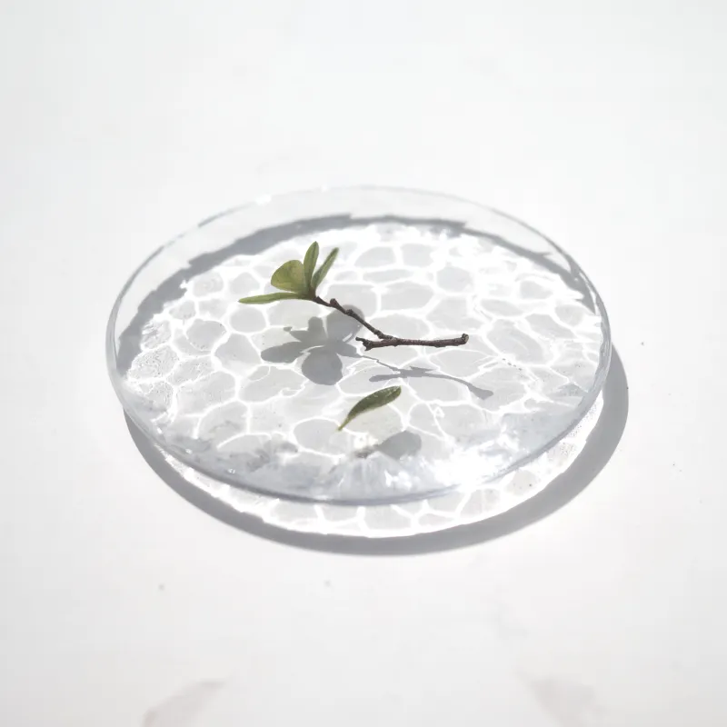 「 ”pool” 菓子皿  -round- 」
菓子が水面に浮く景色を作る器です。底面に立ちあがりのあるタイプの菓子皿。